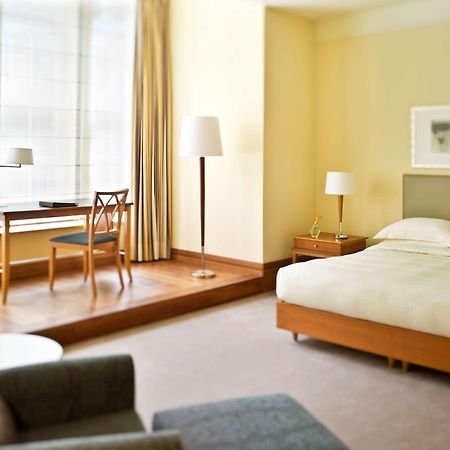 Conrad Hamburg Hotel Cameră foto A room at the hotel