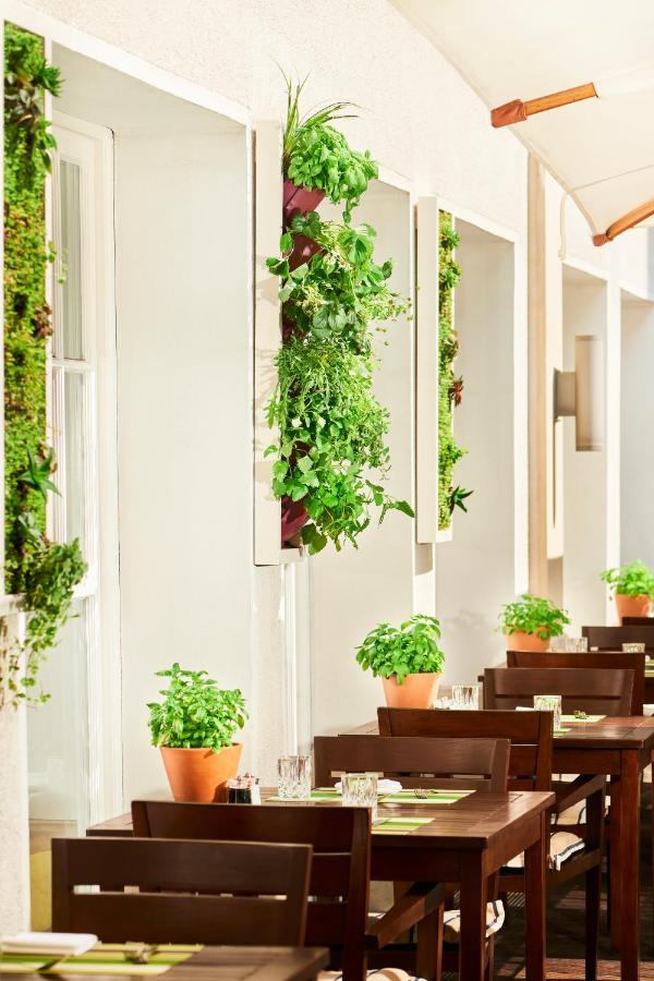 Conrad Hamburg Hotel Exterior foto A living wall in a home