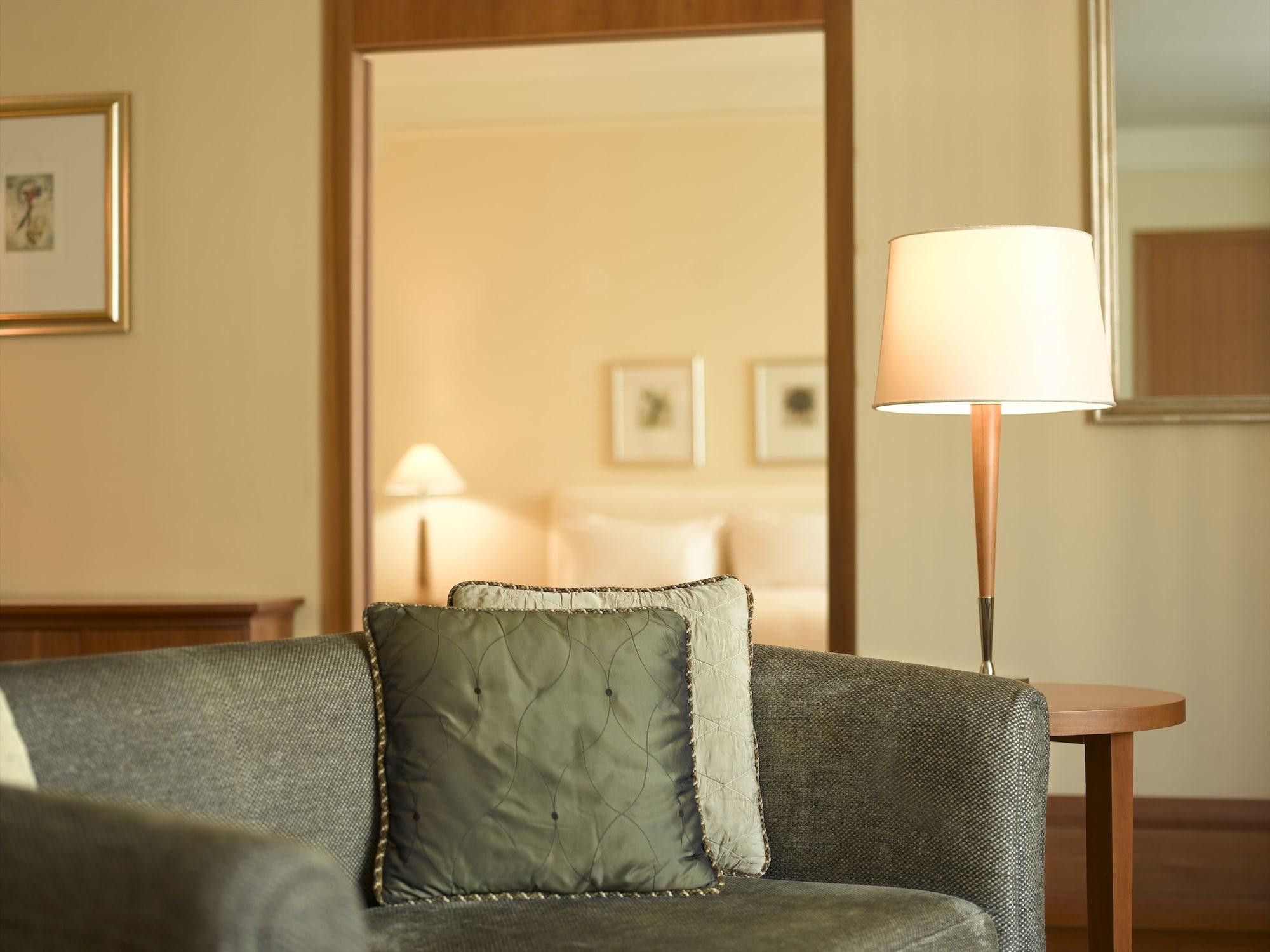 Conrad Hamburg Hotel Exterior foto A room at the hotel