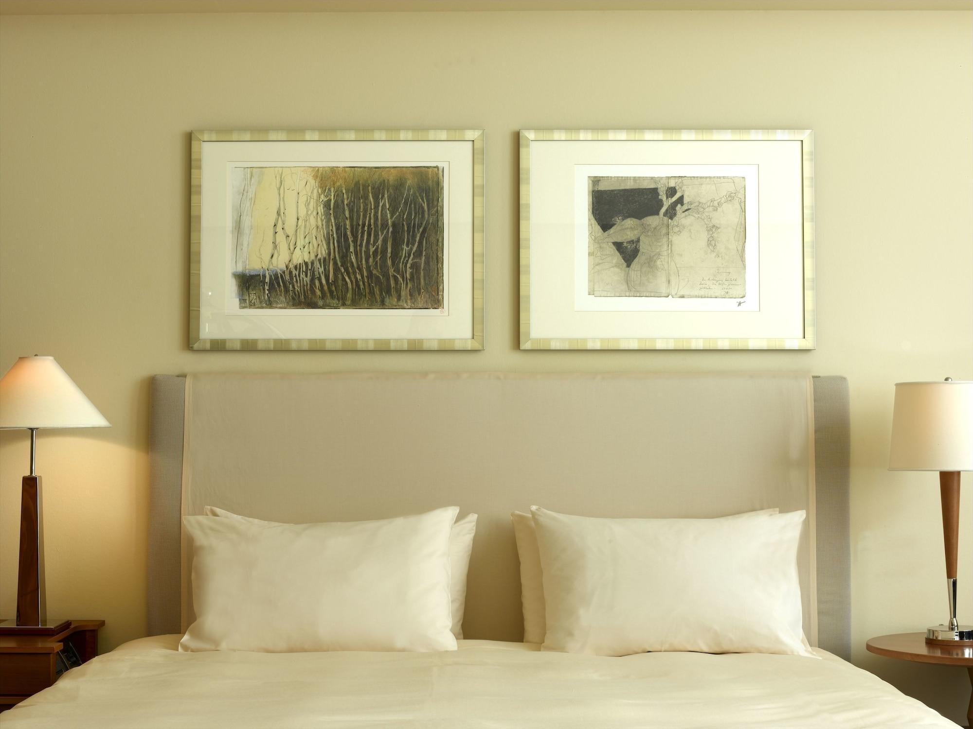 Conrad Hamburg Hotel Exterior foto Artwork by Michael Mcintyre