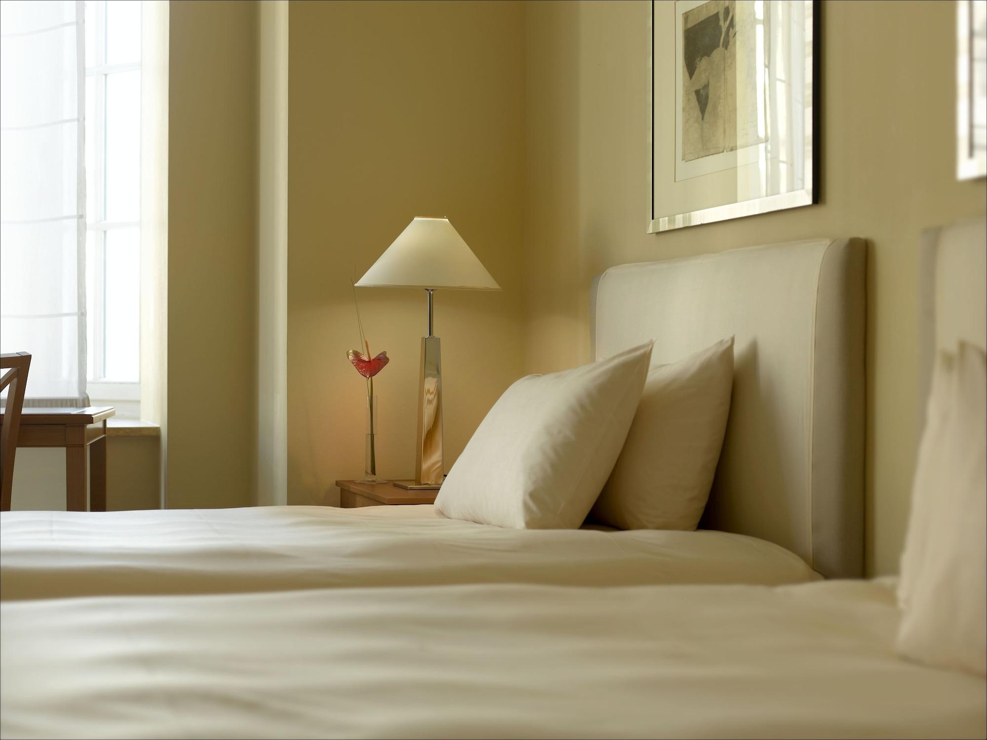 Conrad Hamburg Hotel Exterior foto A bedroom at the hotel