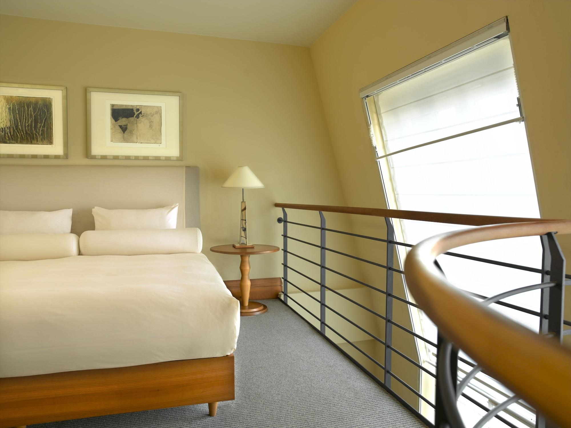 Conrad Hamburg Hotel Exterior foto A bedroom at the hotel