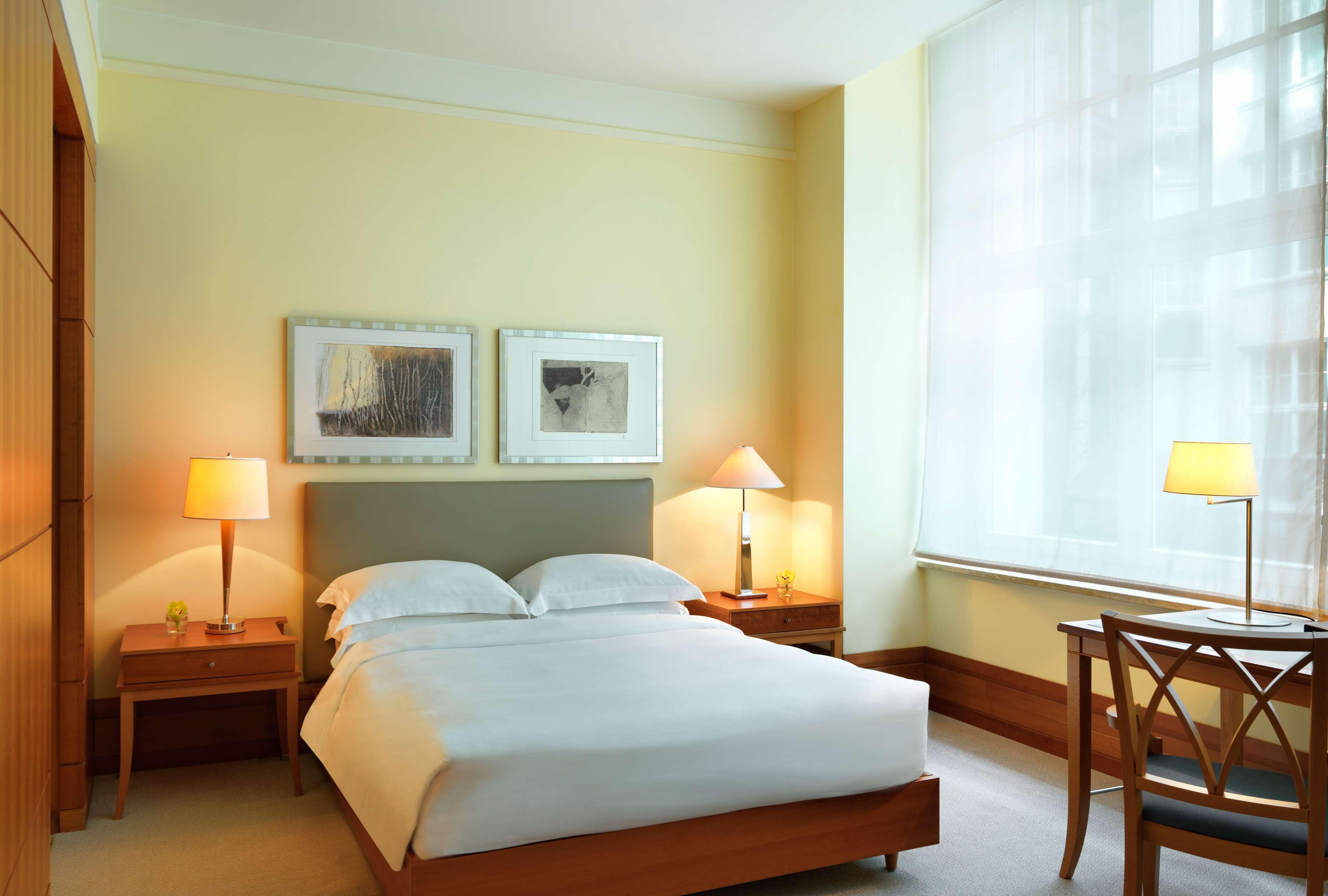 Conrad Hamburg Hotel Exterior foto A room at the hotel