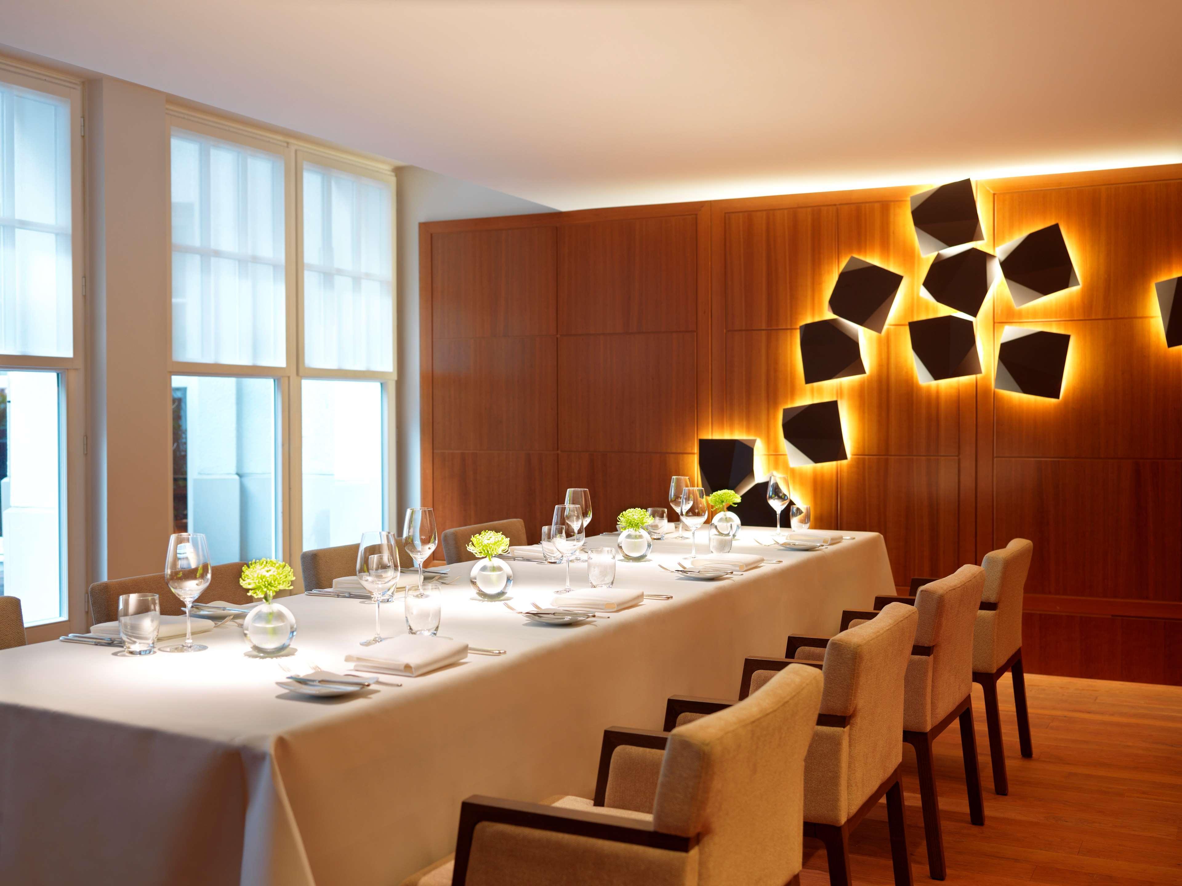Conrad Hamburg Hotel Exterior foto The interior of the restaurant
