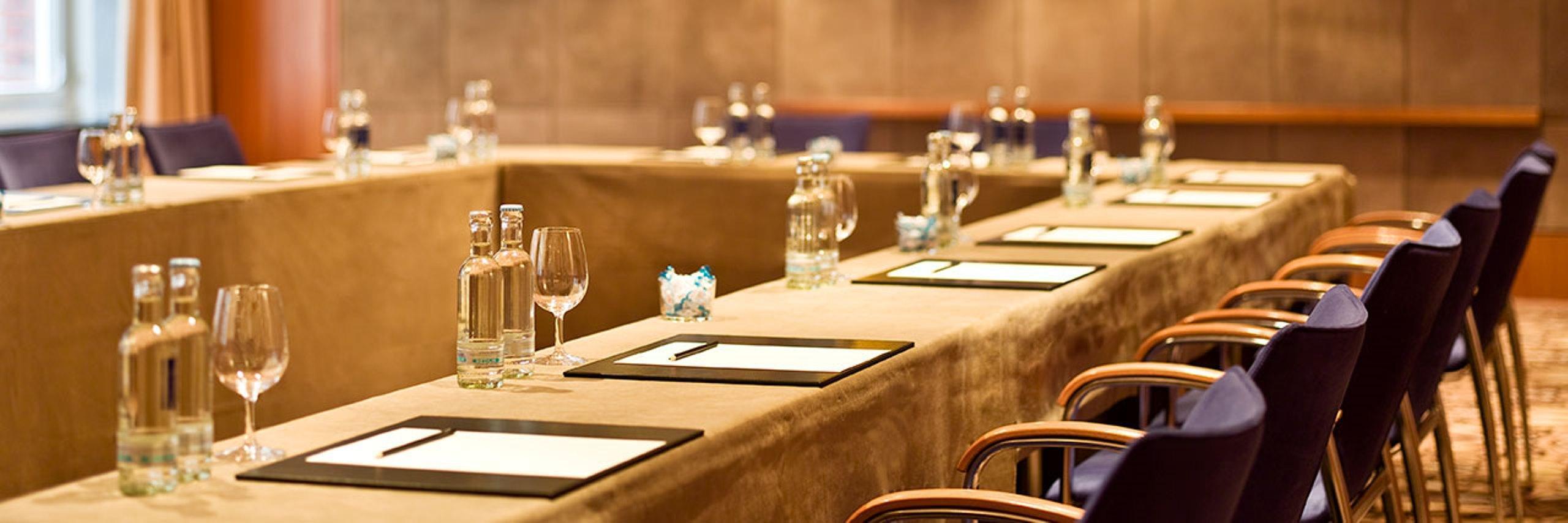 Conrad Hamburg Hotel Exterior foto A meeting room at the InterContinental