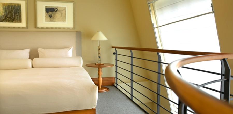 Conrad Hamburg Hotel Exterior foto A room at the hotel