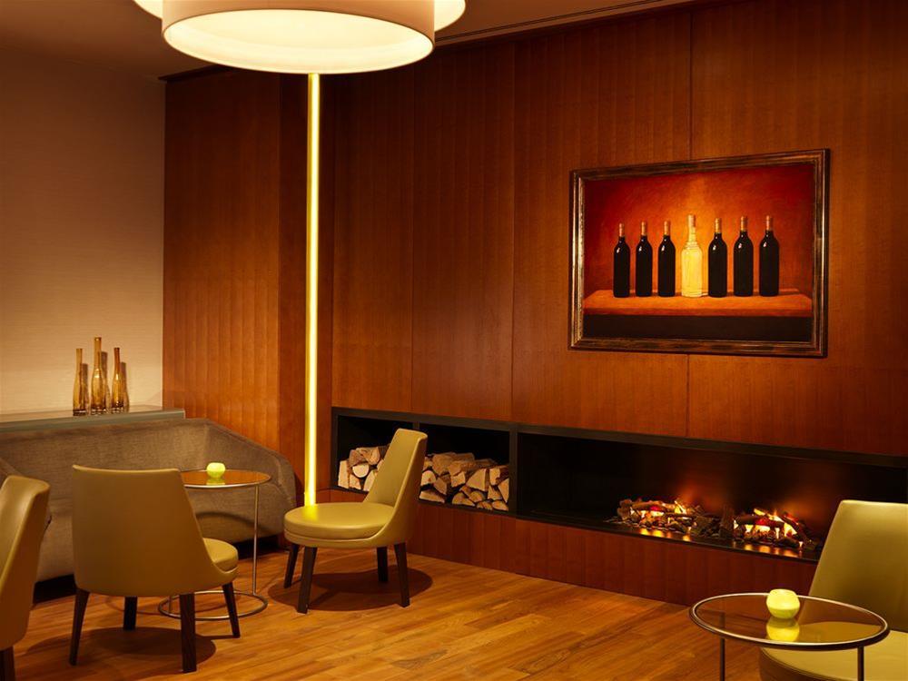 Conrad Hamburg Hotel Exterior foto A fireplace in a home